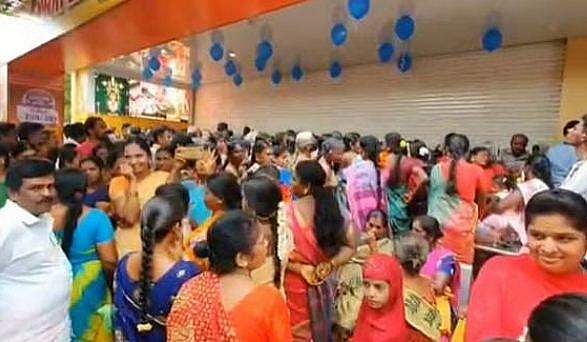 ഒരു രൂപയ്ക്ക് ഒരു സാരി; വമ്പന്‍ ഓഫര്‍; ഇടിച്ചു കയറി സ്ത്രീകള്‍ - വിഡിയോ