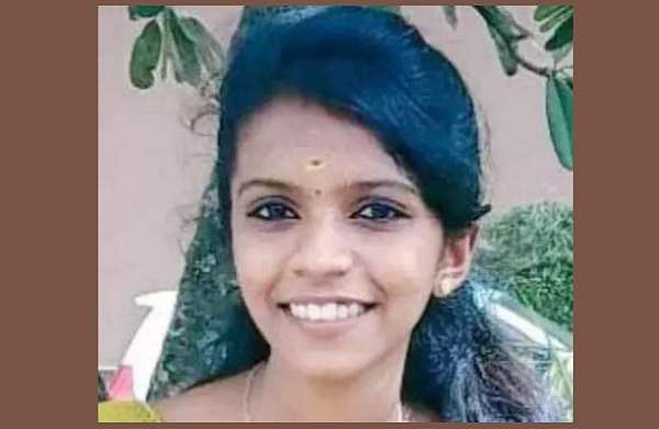 അച്ഛനൊപ്പം സഞ്ചരിക്കവെ ബൈക്ക് കാനയിലേക്ക് മറിഞ്ഞു; ചികിത്സയിലായിരുന്ന വിദ്യാര്‍ത്ഥിനി മരിച്ചു