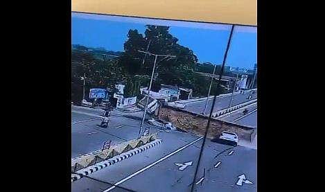 വേഗം കുറയ്ക്കാതെ യൂടേണ്‍; ട്രെയിലര്‍ ലോഡ് ഉള്‍പ്പെടെ കാറിനു മുകളിലേക്ക്; തരിപ്പണം, മൂന്നു പേര്‍ മരിച്ചു- വീഡിയോ 