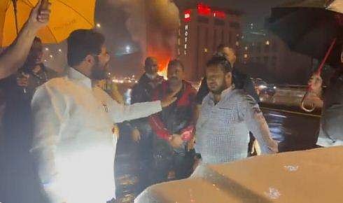 നടുറോഡില്‍ കാറിന് തീപിടിച്ചു; സഹായത്തിനെത്തി മുഖ്യമന്ത്രി; വീഡിയോ