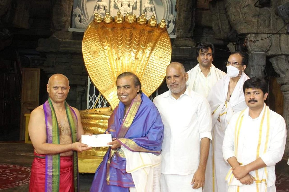 മുകേഷ് അംബാനി തിരുപ്പതിയില്‍; ക്ഷേത്രത്തിന്  ഒന്നരക്കോടി രൂപ സംഭാവന - വിഡിയോ