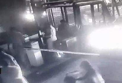 ഫാസ്ടാ​​​ഗിലെ തുക സംബന്ധിച്ച് തർക്കം; പാലിയേക്കര ടോൾ പ്ലാസയിൽ കൈയാങ്കളി - വിഡിയോ