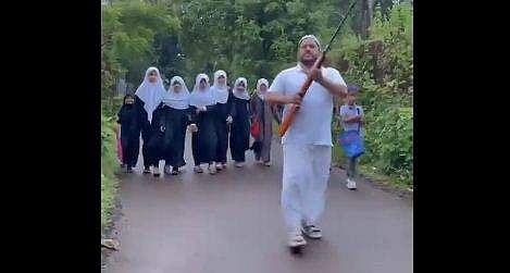 കുട്ടികള്‍ക്ക് 'സുരക്ഷ'യ്ക്കായി തോക്കേന്തി യാത്ര; രക്ഷിതാവിനെതിരെ പൊലീസ് കേസെടുത്തു