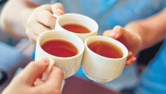പച്ചവെള്ളത്തിൽ ഇട്ടാൽ കടുപ്പമുള്ള കട്ടൻചായ കിട്ടുന്ന തേയില, രുചിയും കൂടും; ഹോട്ടൽ പൂട്ടിച്ചു