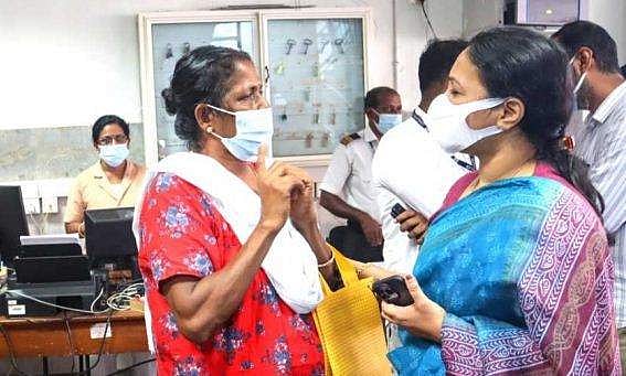 'മനസിന് ധൈര്യമുണ്ടെങ്കില്‍ വേഗം സുഖപ്പെടും': ആശുപത്രിയിലെത്തി വിദ്യയെ ആശ്വസിപ്പിച്ച് വീണ ജോര്‍ജ്