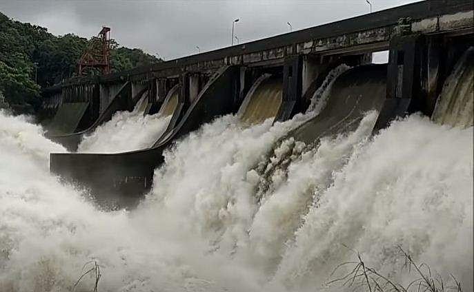 ജലനിരപ്പ് കൂടി; പെരിങ്ങല്‍കുത്ത് ഡാമിന്റെ ആറു ഷട്ടറുകള്‍ അടിയന്തരമായി തുറന്നു; ജാഗ്രതാ മുന്നറിയിപ്പ്
