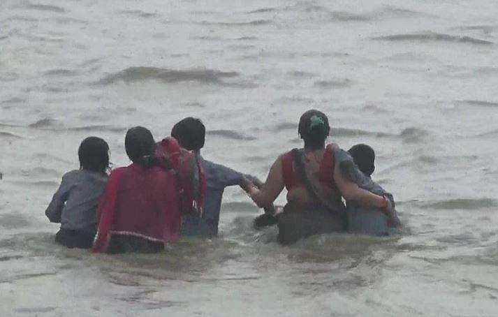 കനത്തമഴയില്‍ മുങ്ങി ഗുരുഗ്രാം, റോഡ് പുഴയായി; മണിക്കൂറുകള്‍ നീണ്ട ഗതാഗതക്കുരുക്ക്, 13 മരണം- വീഡിയോ 