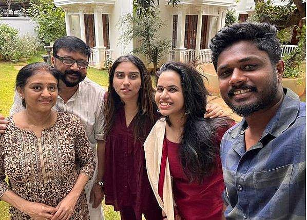 "ഈ നിമിഷം ഞങ്ങളുടെ സ്വകാര്യ അഹങ്കാരം"; ജയറാമിന്റെ വീട്ടിൽ അതിഥിയായി സഞ്ജുവും ഭാര്യയും 