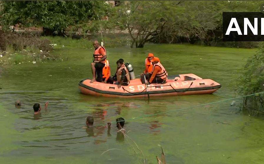 തീര്‍ഥാടകസംഘം സഞ്ചരിച്ച ട്രാക്ടര്‍ തടാകത്തിലേക്ക് മറിഞ്ഞു; 10 മരണം