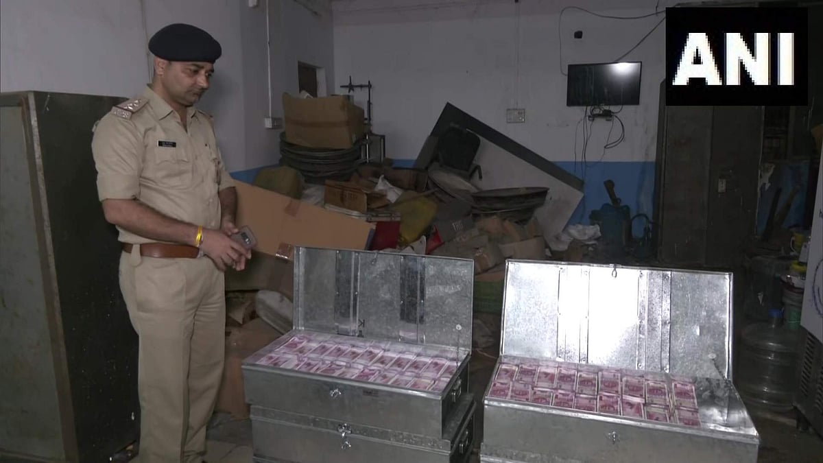 ആംബുലന്‍സ് തടഞ്ഞു നിര്‍ത്തി പരിശോധിച്ചു; പിടിച്ചെടുത്തത് 25 കോടിയുടെ കള്ളനോട്ടുകള്‍