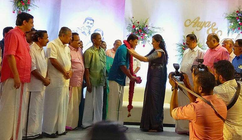മുഖ്യമന്ത്രി കുടുംബ സമേതം; ആര്യ രാജേന്ദ്രനെ രക്തഹാരം അണിയിച്ച് സച്ചിൻ ദേവ്; മേയറും എംഎൽഎയും ഇനി ഒന്നിച്ച്