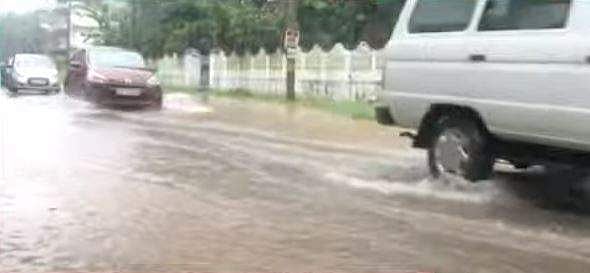 കൊല്ലത്തും തിരുവനന്തപുരത്തും അതിശക്ത മഴ, കാറ്റില്‍ വന്‍നാശനഷ്ടം; വീടുകള്‍ക്ക് മുകളില്‍ മരം വീണു, ട്രാക്കില്‍ മരം വീണ് തീവണ്ടി ഗതാഗതം തടസ്സപ്പെട്ടു