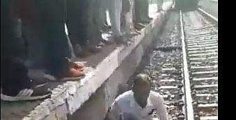 ട്രെയിനില്‍ ഓടിക്കയറാന്‍ ശ്രമിക്കുന്നതിനിടെ പ്ലാറ്റ്‌ഫോമിനും ട്രാക്കിനും ഇടയില്‍; ഒടുവില്‍- വീഡിയോ 