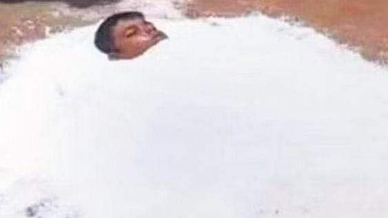 മരിച്ച മകനെ ജീവിപ്പിക്കാന്‍ പത്തുവയസുകാരനെ ഉപ്പിട്ട് മൂടി മാതാപിതാക്കള്‍