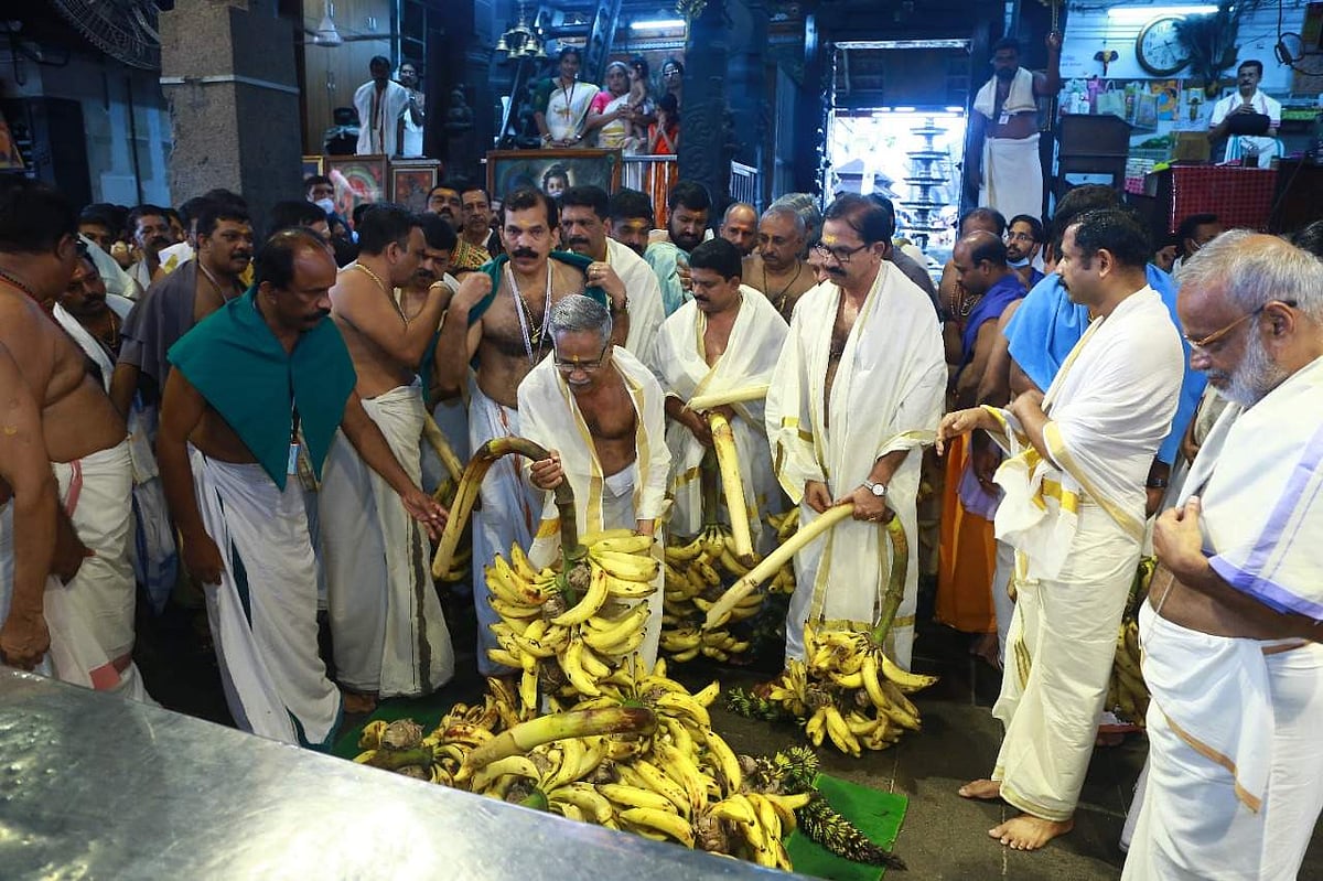 'ദര്‍ശനസായൂജ്യം'; ഗുരുവായൂരപ്പന് നൂറ് കണക്കിന് ഭക്തര്‍ കാഴ്ചക്കുല സമര്‍പ്പിച്ചു