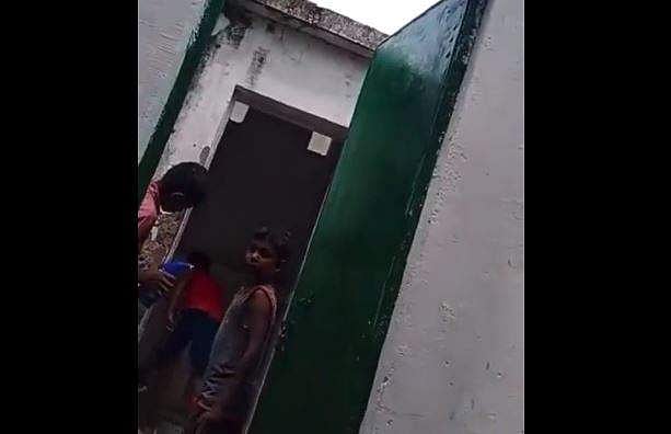 സ്കൂൾ കുട്ടികളെ കൊണ്ട് പ്രിൻസിപ്പൽ മുത്രപ്പുര കഴുകിച്ചു; വിഡിയോ പുറത്ത്, സസ്പെൻഷൻ 