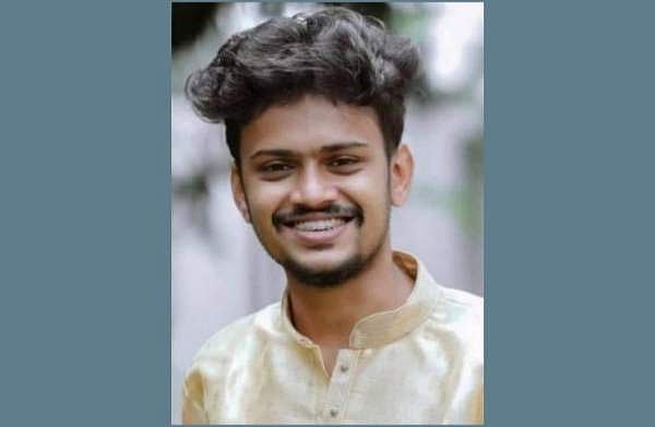സ്വകാര്യ ബസും ബൈക്കും കൂട്ടിയിടിച്ച് അപകടം; ബികോം വിദ്യാർത്ഥി മരിച്ചു 