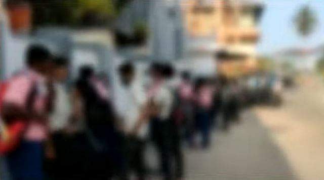 അഞ്ച് മിനിറ്റ് വൈകി; കുട്ടികളെ നടുറോഡില്‍ നിര്‍ത്തി ഗേറ്റ് പൂട്ടി; സ്‌കൂള്‍ അധികൃതരുടെ പ്രാകൃതശിക്ഷ