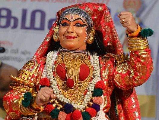 കണ്ണന് മുന്നില്‍ 'ദമയന്തി'യായി കലക്ടര്‍ ഗീത
