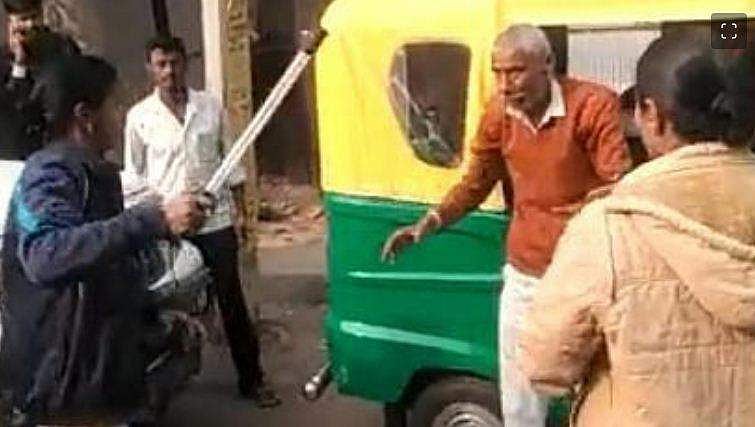 സൈക്കിളില്‍നിന്നു വീണു, എഴുന്നേല്‍ക്കാന്‍ വൈകി; എഴുപതുകാരനെ തല്ലിച്ചതച്ച് പൊലീസ് - വിഡിയോ