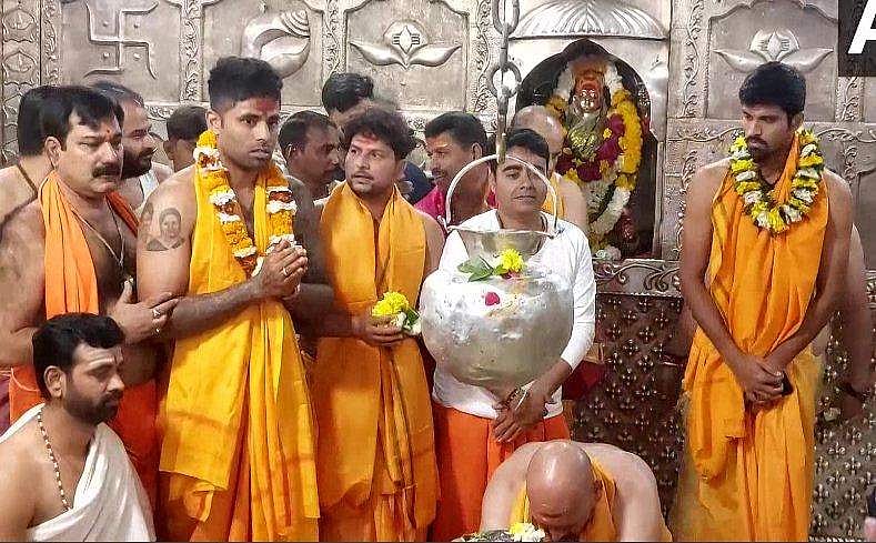 'ഋഷഭ് പന്ത് വേഗം സുഖം പ്രാപിക്കണം'; ഉജ്ജയിനി മഹാകലേശ്വര്‍ ക്ഷേത്രത്തില്‍ പ്രാര്‍ത്ഥന നടത്തി ഇന്ത്യന്‍ താരങ്ങള്‍