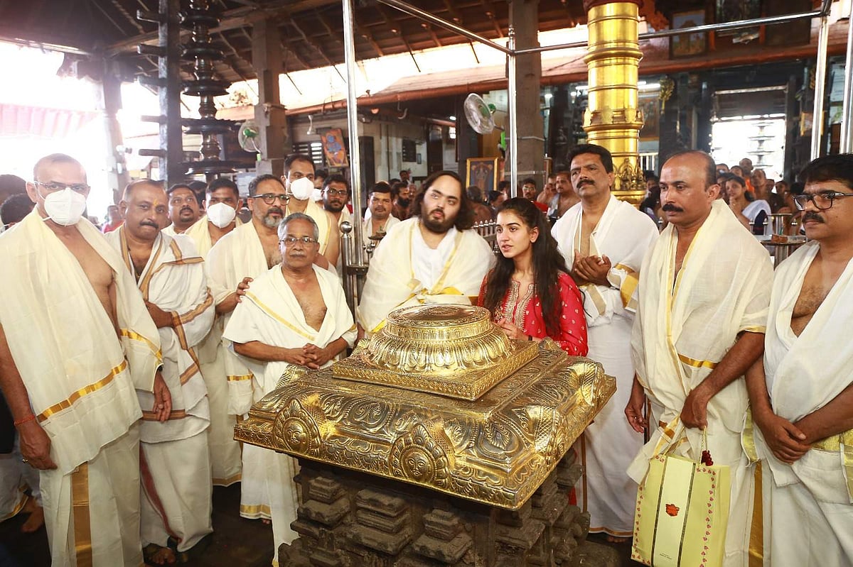 ഗുരുവായുരപ്പന്റെ അനുഗ്രഹം തേടി ആനന്ദ് അംബാനിയും രാധികയും
