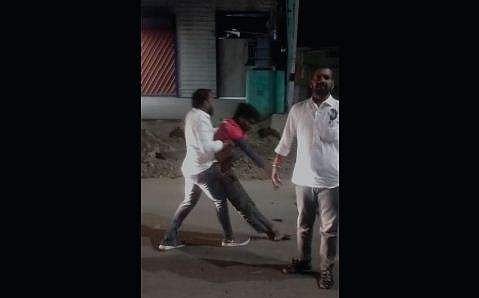 ഫുഡ് ഡെലിവറി ജീവനക്കാരന് മദ്യപാനികളുടെ ക്രൂരമര്‍ദ്ദനം; ഗുരുതരാവസ്ഥയിൽ- വീഡിയോ 