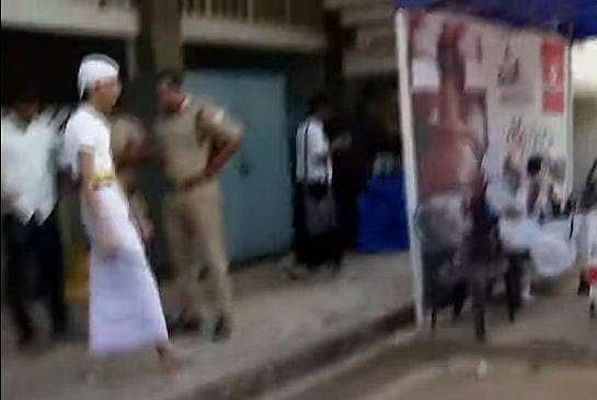 കോല്‍ക്കളി വേദിയില്‍ തെന്നിവീണ് മത്സരാര്‍ഥിക്ക് പരിക്ക്; സ്‌കൂള്‍ കലോത്സവത്തില്‍ പ്രതിഷേധം; മത്സരം നിര്‍ത്തിവച്ചു