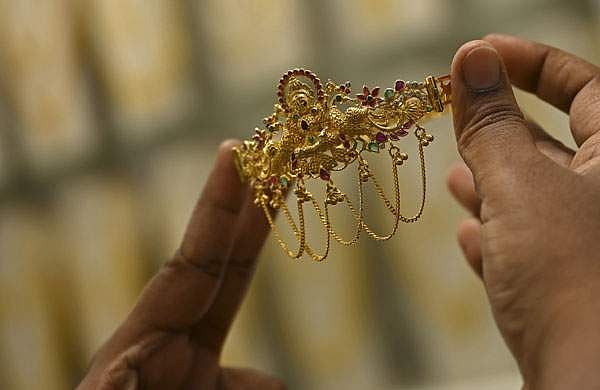 സ്വര്‍ണവില വീണ്ടും കുറഞ്ഞു, രണ്ടുദിവസത്തിനിടെ ഇടിഞ്ഞത് 400 രൂപ; 43,000ലേക്ക്
