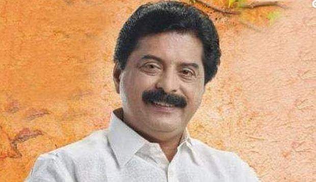 ഇരുചക്രവാഹനത്തിൽ നിന്ന് റോഡിലേക്ക് വീണു; അപകടത്തിൽപ്പെട്ട യുവതിക്ക് രക്ഷകനായി മന്ത്രി 
