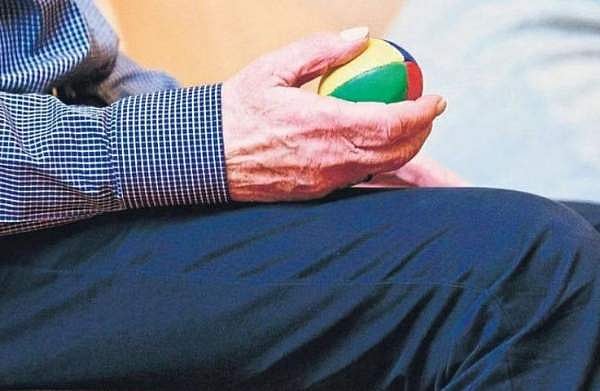 തലച്ചോറിനൊരു പേസ്‌മേക്കർ; പാർക്കിൻസൺസിന് മരുന്ന് മാത്രമല്ല പ്രതിവിധി, ഡിബിഎസ് ചികിത്സ; അറിയേണ്ടതെല്ലാം