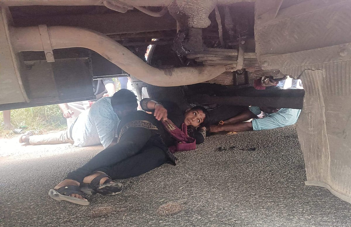 യുവതി കെഎസ്ആര്‍ടിസി ബസിനടിയിലേക്ക് തെറിച്ചുവീണു; മുടി മുറിച്ചെടുത്ത് അത്ഭുതരക്ഷപ്പെടല്‍