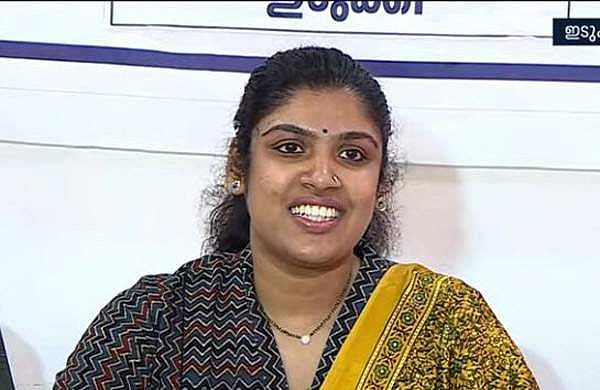 അതു നോട്ടപ്പിശക്, ചൂണ്ടിക്കാട്ടിയവര്‍ക്കു നന്ദി; 'വാഴക്കുല' വിവാദത്തില്‍ വിശദീകരണവുമായി ചിന്ത ജെറോം