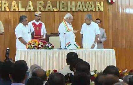 'ആവശ്യപ്പെട്ട രേഖകള്‍ ഹാജരാക്കണം'; മുഖ്യമന്ത്രിയെ വേദിയില്‍ വച്ച് ഓര്‍മപ്പെടുത്തി ഗവര്‍ണര്‍