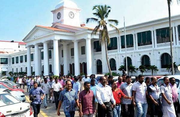 ആശ്രിത നിയമനത്തില്‍ നിയന്ത്രണം?; സര്‍ക്കാര്‍ സര്‍വീസ് സംഘടനകളുടെ യോഗം വിളിച്ചു; നാലാം ശനിയാഴ്ച അവധി നല്‍കുന്നതും പരിഗണനയില്‍