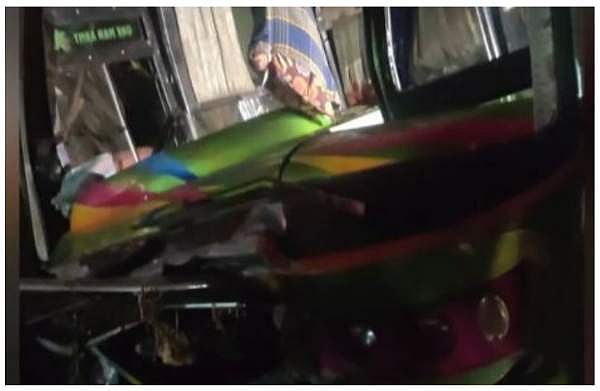 ശബരിമല തീര്‍ത്ഥാടകരുടെ ബസ് വീടിന്റെ മതിലിലേക്ക് ഇടിച്ചുകയറി; 15 പേര്‍ക്ക് പരിക്ക്  