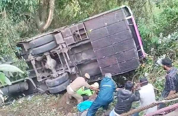 ഊട്ടി കൂനൂരിൽ ബസ് കൊക്കയിലേക്ക് മറിഞ്ഞു; എട്ടു മരണം; നിരവധി പേർക്ക് പരിക്ക്‌
