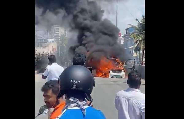 നടുറോഡിൽ ഓടുന്ന ഇലക്ട്രിക് കാറിന് തീപിടിച്ചു; തീഗോളമായി- വീഡിയോ 