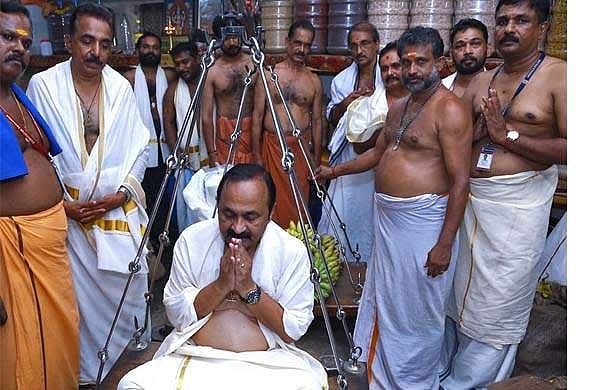 75 കിലോ കദളിപ്പഴം; ഗുരുവായൂരില്‍ തുലാഭാരം നടത്തി വിഡി സതീശന്‍