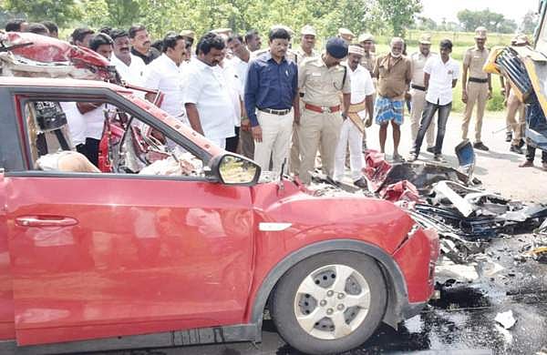 തിരുവണ്ണാമലയില് കാറും ലോറിയും കൂട്ടിയിടിച്ചു; മൂന്ന് കുട്ടികള് അടക്കം എട്ടുപേര് മരിച്ചു