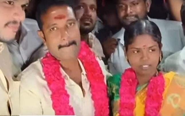 ലിയോ റീലീസിന് തൊട്ടുമുന്‍പ് തീയറ്ററില്‍ വിവാഹം; ആഘോഷമാക്കി ആരാധകര്‍