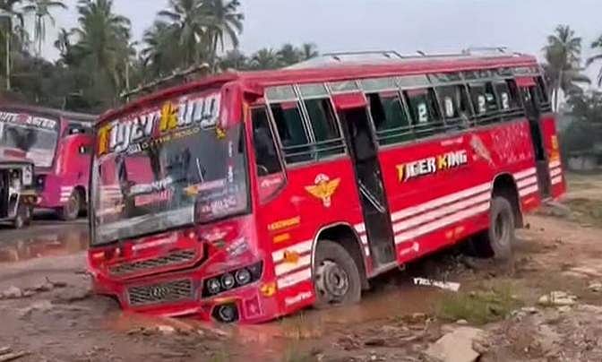 മത്സരയോട്ടം; വടകരയിൽ സ്വകാര്യ ബസ് ചെളിയിൽ താഴ്‌‍ന്നു, യാത്രക്കാർ സുരക്ഷിതർ