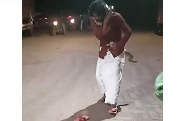 കണ്ണൂരില്‍ പെരുമ്പാമ്പിനെ കയ്യിലെടുത്ത് യുവാവിന്റെ അഭ്യാസപ്രകടനം, പാമ്പ് കഴുത്തില്‍ ചുറ്റിവരിഞ്ഞു; രക്ഷപ്പെട്ടത് തലനാരിഴയ്ക്ക്- വീഡിയോ 