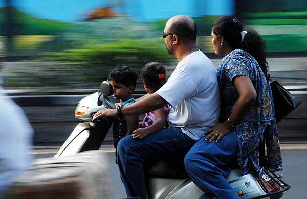 ഇരുചക്രവാഹനത്തില്‍ കുട്ടികളെ കൊണ്ടുപോകാറുണ്ടോ?; ശ്രദ്ധിക്കേണ്ട കാര്യങ്ങള്‍ 