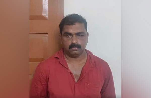 വീട്ടമ്മയുടെ കണ്ണിൽ മണൽ വാരിയെറിഞ്ഞു മാല മോഷണം; പ്രതിയെ ഓടിച്ചിട്ടു പിടിച്ച് നാട്ടുകാർ
