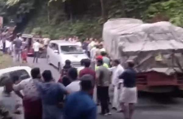 അഴിയാക്കുരുക്കിൽ വലഞ്ഞ് യാത്രക്കാർ; താമരശ്ശേരി ചുരത്തിൽ ​ഗതാ​ഗത സ്തംഭനം തുടരുന്നു
