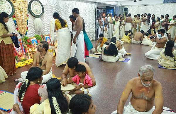 അക്ഷര ലോകത്തേയ്ക്ക്; ഗുരുവായൂരില്‍ ഹരിശ്രീ കുറിച്ചത് നൂറിലേറെ കുരുന്നുകള്‍ 