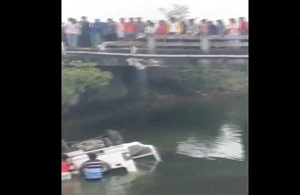 ഡ്രൈവിങ്ങിനിടെ സെല്‍ഫി; കാര്‍ പുഴയിലേക്ക് വീണു; ഒരു കുടുംബത്തിലെ അഞ്ചുപേര്‍ മരിച്ചു