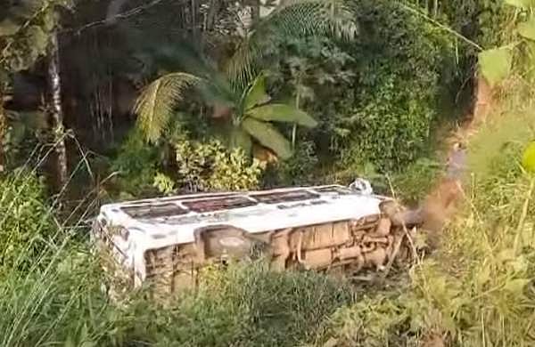 കോഴിക്കോട് മടപ്പള്ളിയിൽ ടെമ്പോ ട്രാവലർ താഴ്ചയിലേക്ക് മറിഞ്ഞു; ഒരാൾ മരിച്ചു; 11 പേർക്ക് പരിക്ക്