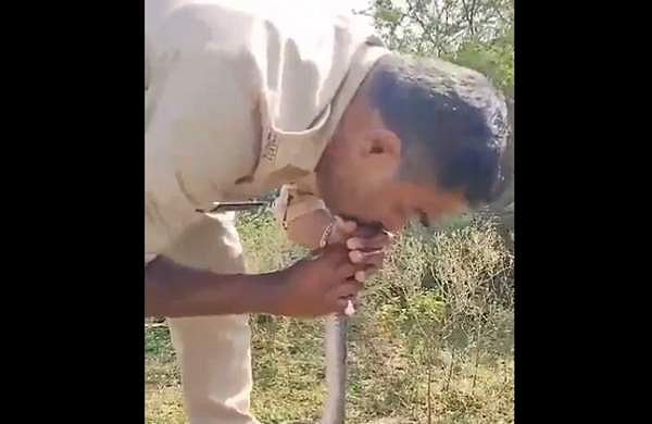 വായോട് വായ് ചേര്‍ത്ത് പിടിച്ച് കൂറ്റന്‍ പാമ്പിന് സിപിആര്‍ നല്‍കുന്ന പൊലീസ് ഉദ്യോഗസ്ഥന്‍, ഒടുവില്‍- വൈറല്‍ വീഡിയോ 